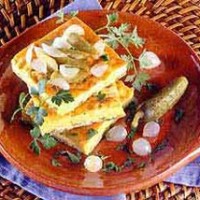 Омлет с маринованными огурцами и луком Омлет с маринованными огурцами и луком