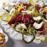 Салат с радиккио, цикорием и тунцом