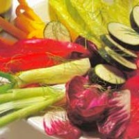 Блюдо из сырых овощей с соусом Блюдо из сырых овощей с соусом