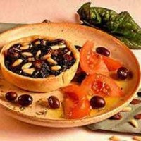Пирожок со шпинатом, кедровыми орехами и изюмом Пирожок со шпинатом, кедровыми орехами и изюмом
