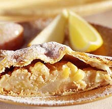 Закрытая пицца с грушами и яблоками Закрытая пицца с грушами и яблоками