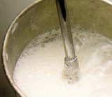 Взбивание молока с помощью панарелло