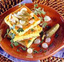 Омлет с маринованными огурцами и луком Омлет с маринованными огурцами и луком