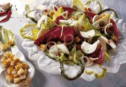 Салат с радиккио, цикорием и тунцом