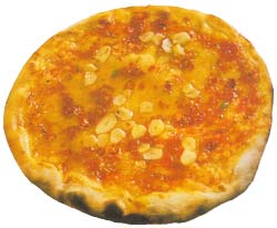 Пицца с чесноком, оливковым маслом и перцем