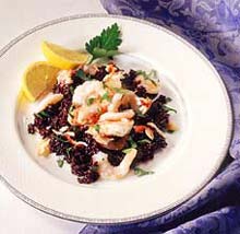 Черный рис с крабами и креветками