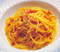 Спагетти со шпиком и яйцами