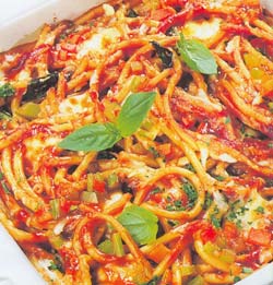 Спагетти с песто с миндалем и помидорами