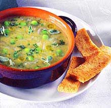Суп с зеленым горошком и луком
